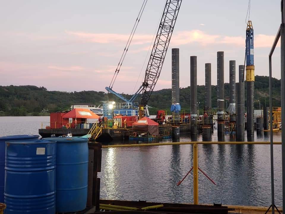 Montaje y soldadura de 32 pilotes