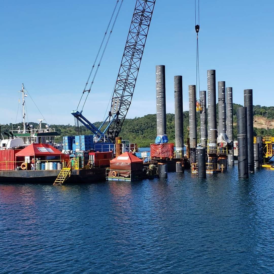 Montaje y soldadura de 32 pilotes