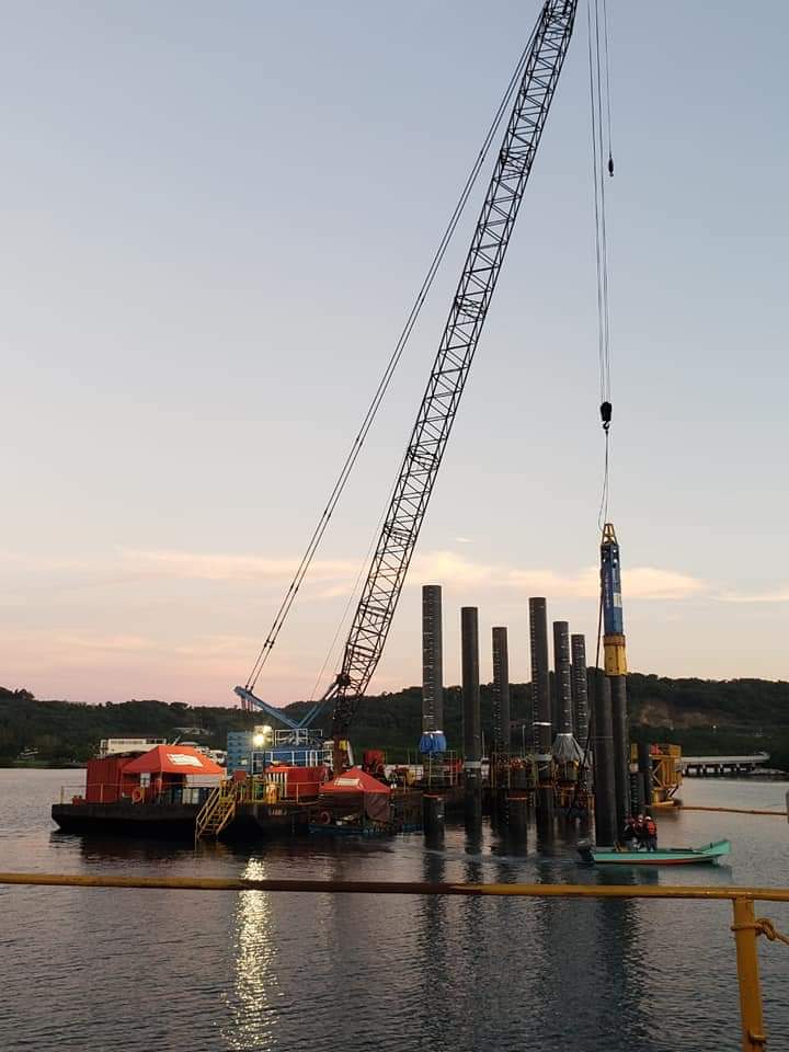 Montaje y soldadura de 32 pilotes